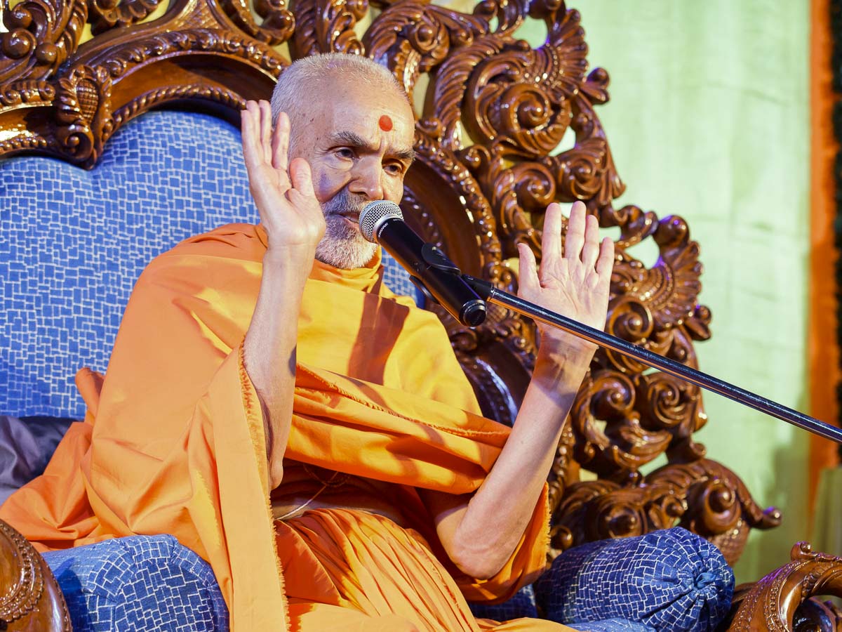 Swamishri blesses the assembly, 1 Apr 2017
