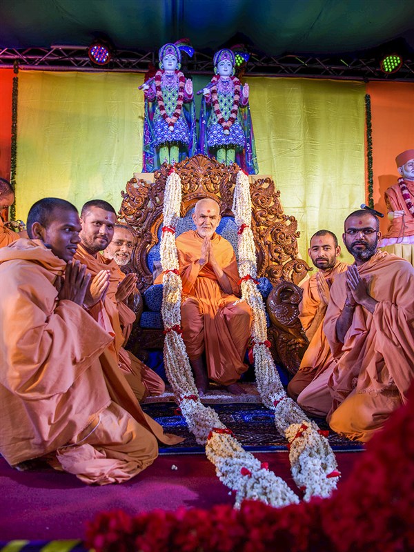 Sadhus honor Swamishri with a garland, 1 Apr 2017