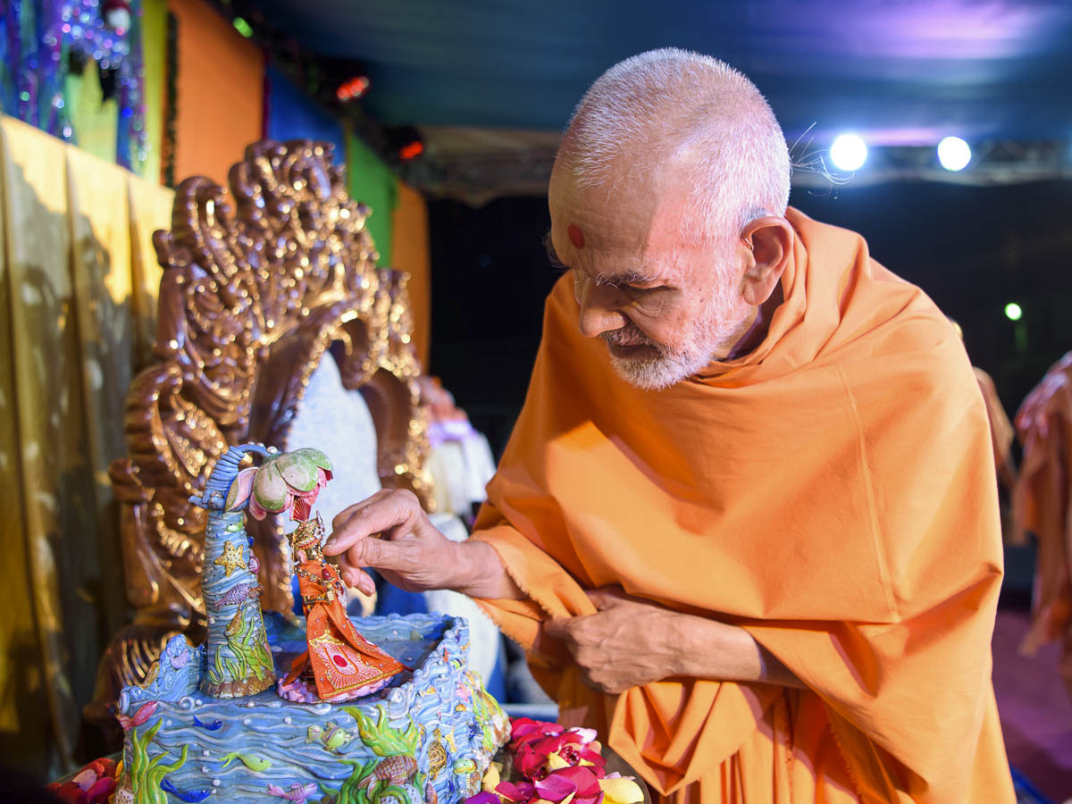Swamishri performs pujan of Shri Harikrishna Maharaj, 1 Apr 2017