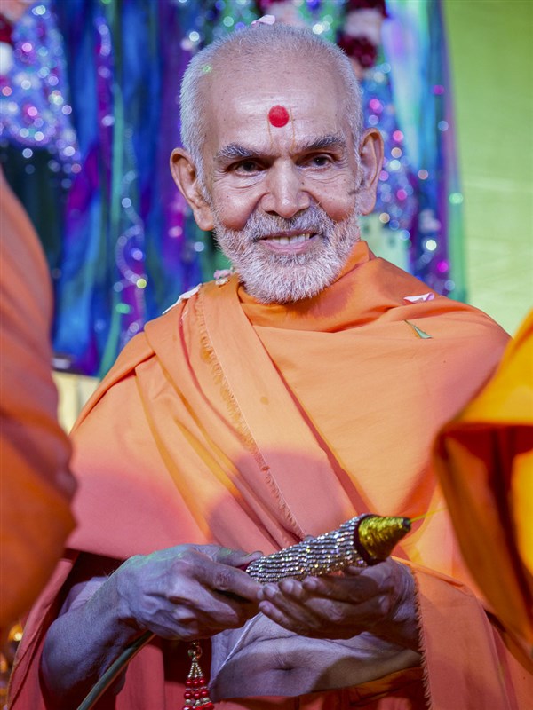 Swamishri sprays saffron-scented water on sadhus, 1 Apr 2017