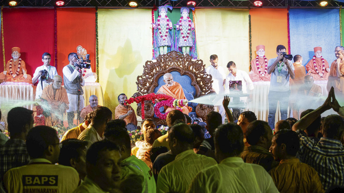 Swamishri showers sanctified saffron-scented water on devotees, 1 Apr 2017