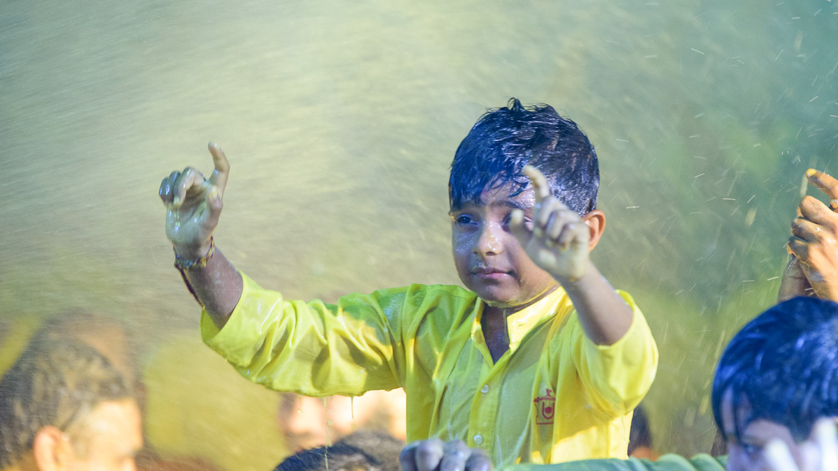 A child joyously doing darshan of Swamishri, 1 Apr 2017