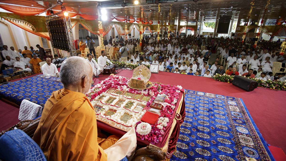 Param Pujya Mahant Swami Maharaj performs his morning puja, 2 Apr 2017