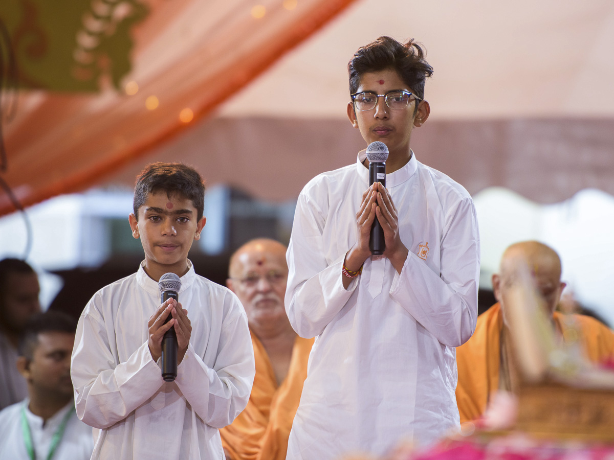 Children pray before Swamishri, 2 Apr 2017
