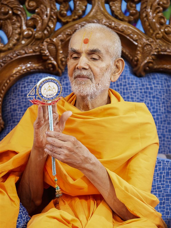Swamishri sanctifies a chhadi, 2 Apr 2017