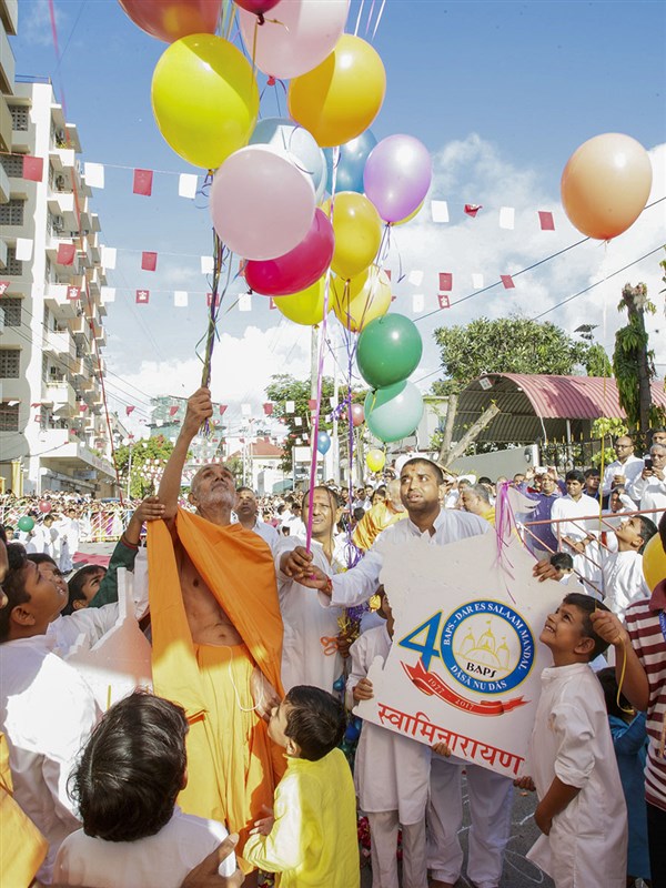 Swamishri releases balloons, 2 Apr 2017