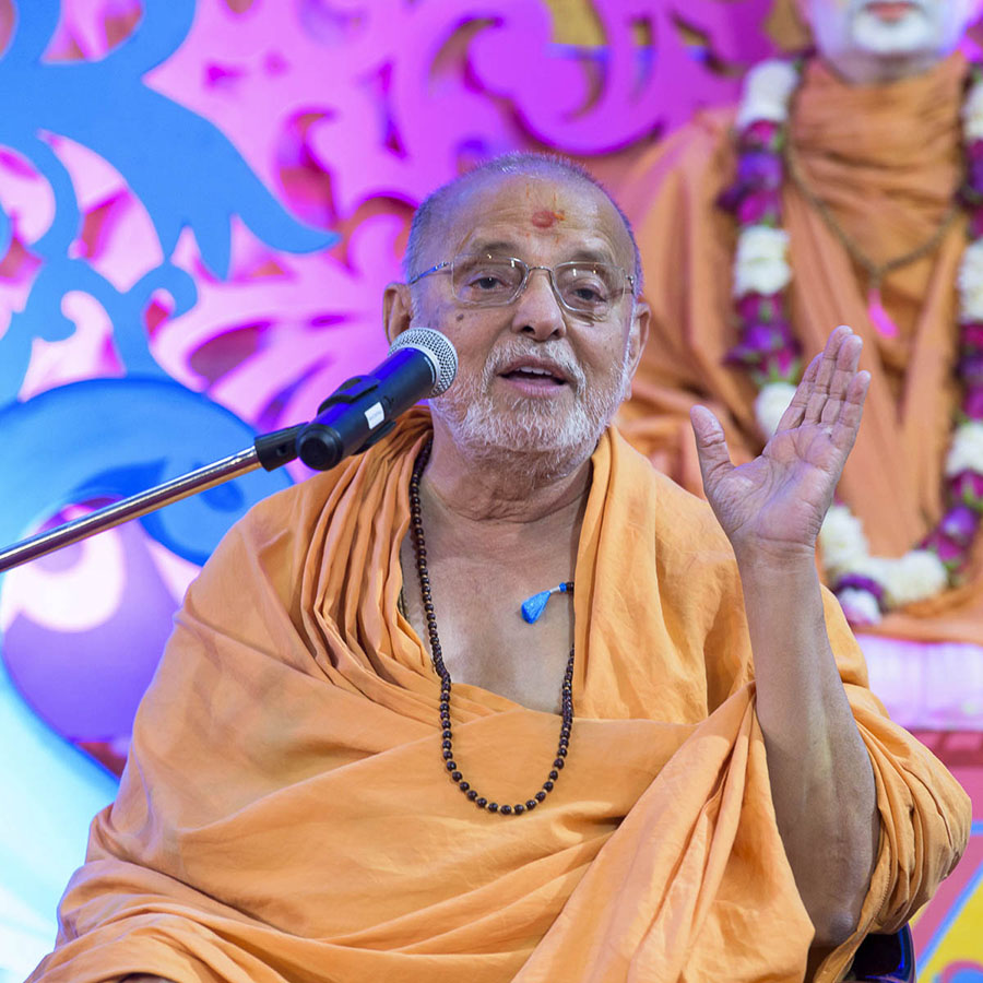 Pujya Ishwarcharan Swami delivers a discourse in the evening satsang assembly, 2 Apr 2017