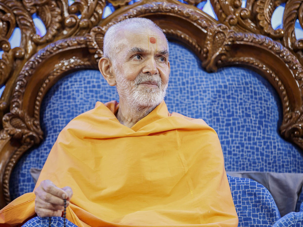 Swamishri during the assembly, 2 Apr 2017