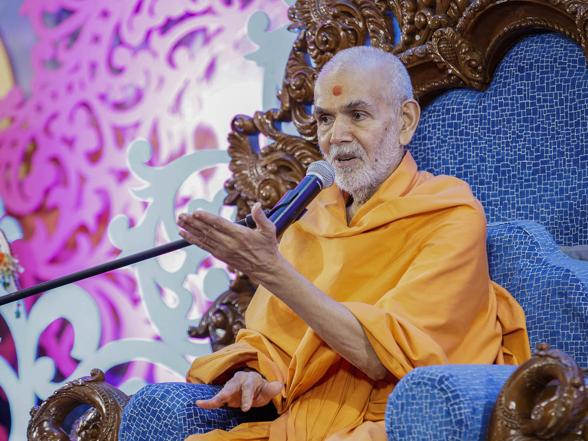 Swamishri blesses the assembly, 2 Apr 2017