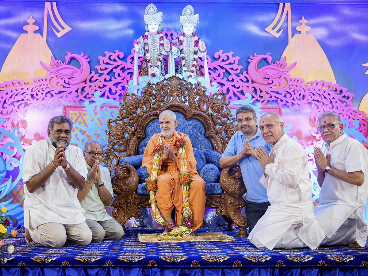 Devotees honored Swamishri with a garland, 3 Apr 2017
