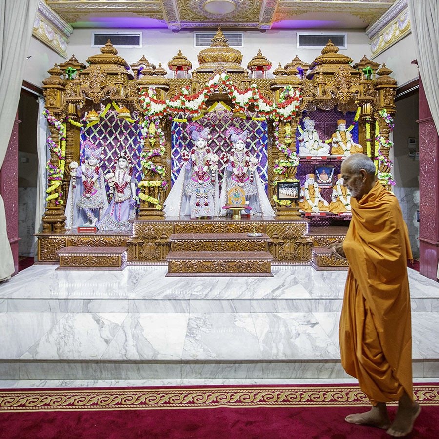 Param Pujya Mahant Swami Maharaj performs pradakshina, 4 Apr 2017