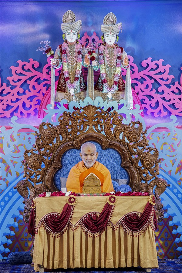 Param Pujya Mahant Swami Maharaj performs his morning puja, 4 Apr 2017