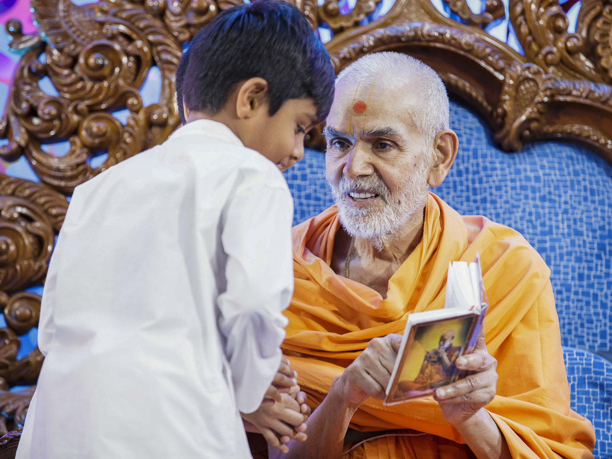 Swamishri blesses a child, 4 Apr 2017