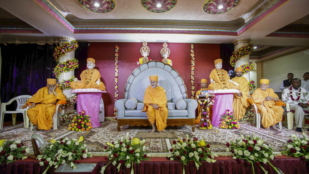 Param Pujya Mahant Swami Maharaj, Pujya Ishwarcharan Swami and sadhus during the welcome assembly