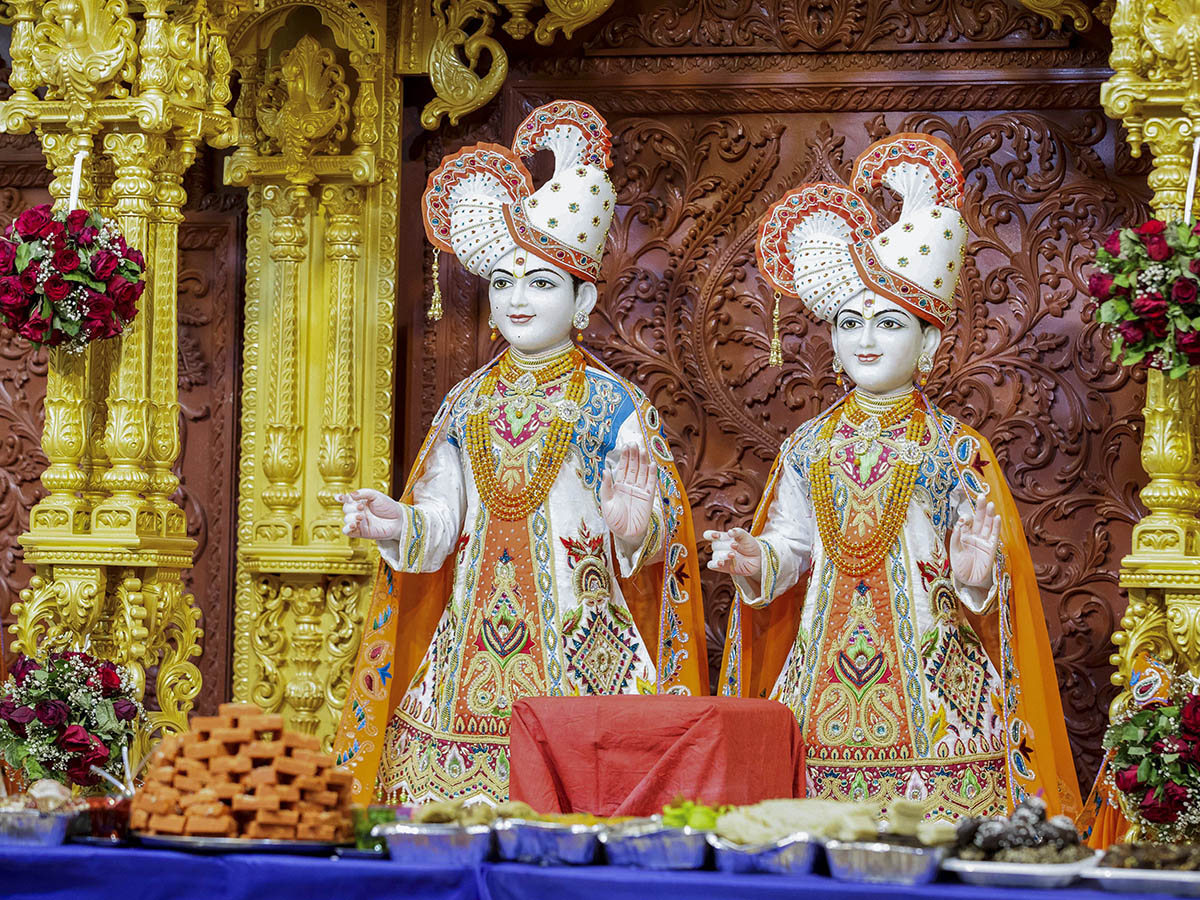 Annakut offered to Bhagwan Swaminarayan and Aksharbrahman Gunatitanand Swami