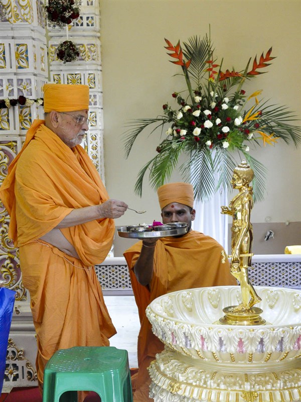 Pujya Ishwarcharan Swami performs pratishtha rituals of Shri Nilkanth Varni