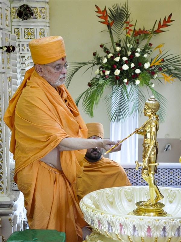 Pujya Ishwarcharan Swami performs pratishtha rituals