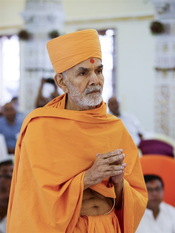 Param Pujya Mahant Swami Maharaj engrossed in darshan of Thakorji 