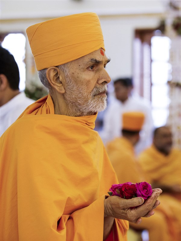 Swamishri performs mantra-pushpanjali