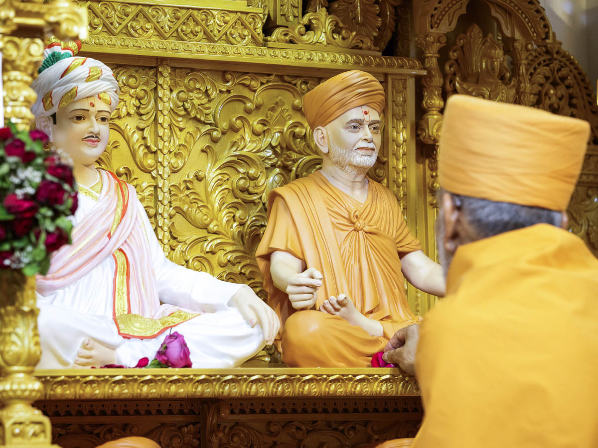 Swamishri performs pujan of new Guru Parampara murtis
