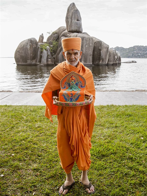 Swamishri with Shri Harikrishna Maharaj at Bismarck Rock, Lake Victoria