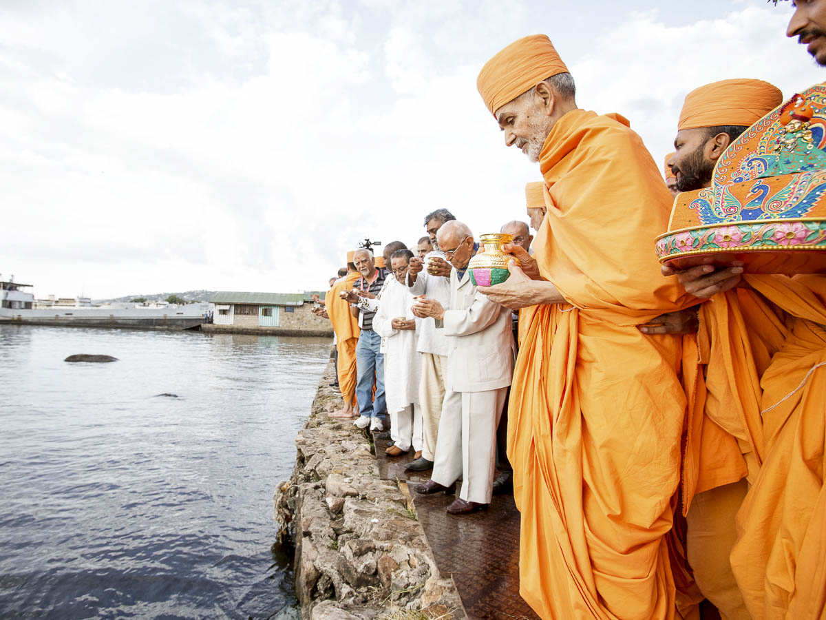 Swamishri performs asthipushpa visarjan of HH Pramukh Swami Maharaj at Bismarck Rock, Lake Victoria