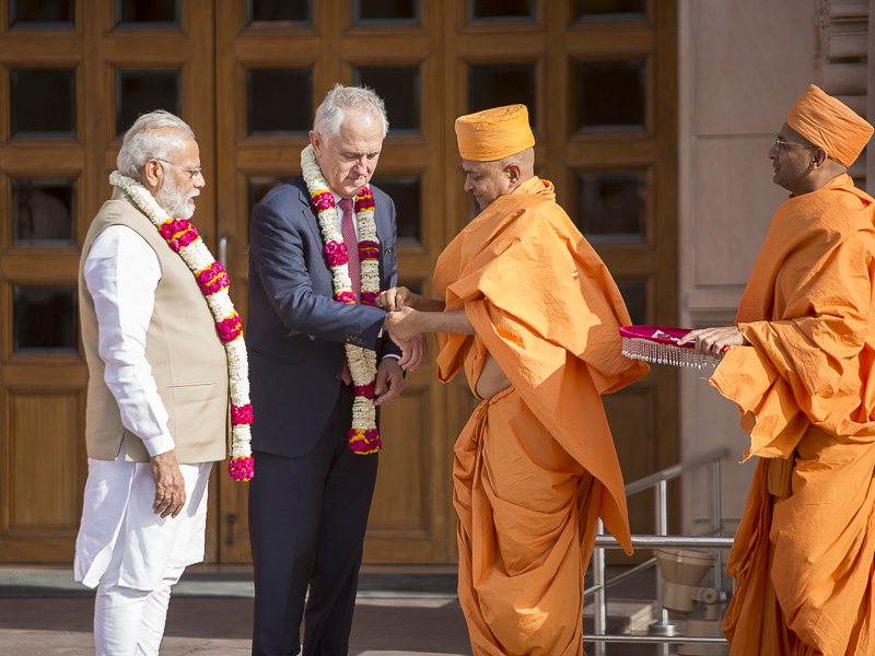 PM Narendra Modi and Australian PM Malcom Turnbull welcomed with garland and nadachhadi