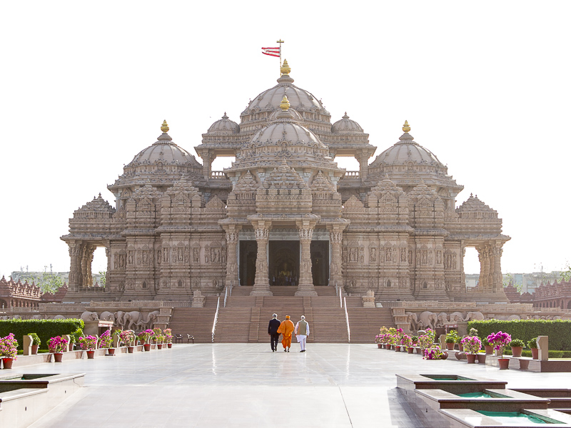 PM Modi and PM Turnbull walk towards Akshardham Mandir