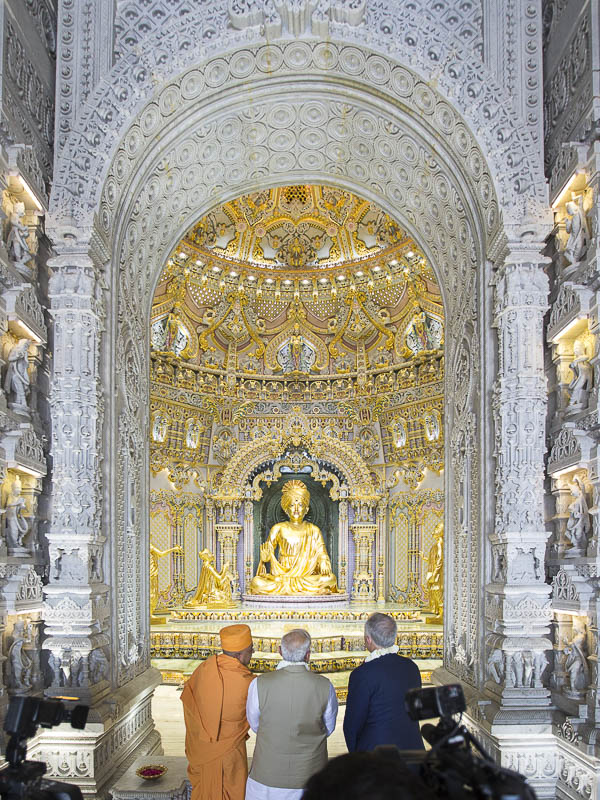 PM Modi and PM Turnbull engaged in darshan of Bhagwan Swaminarayan