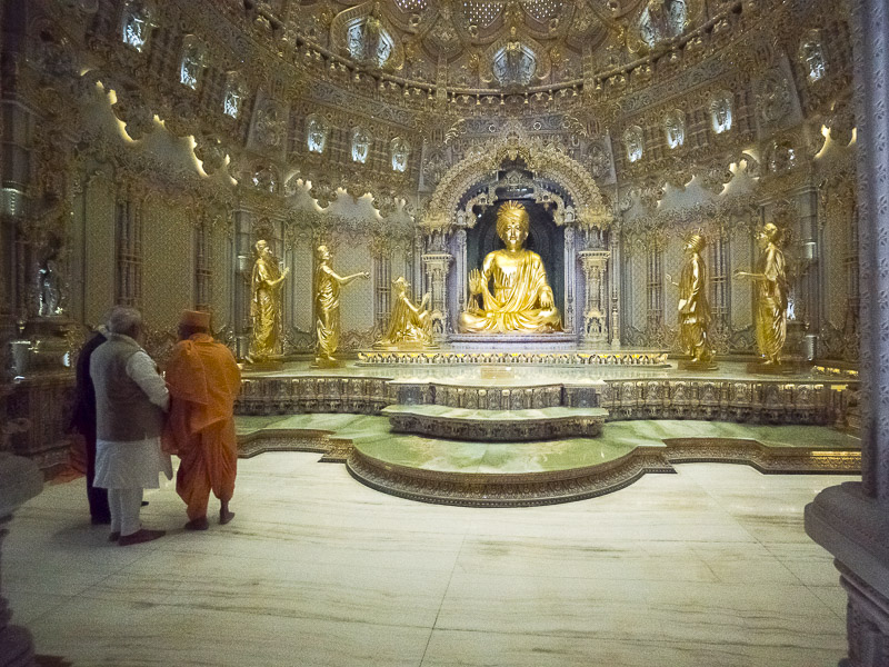 PM Modi and PM Turnbull engaged in darshan of Bhagwan Swaminarayan