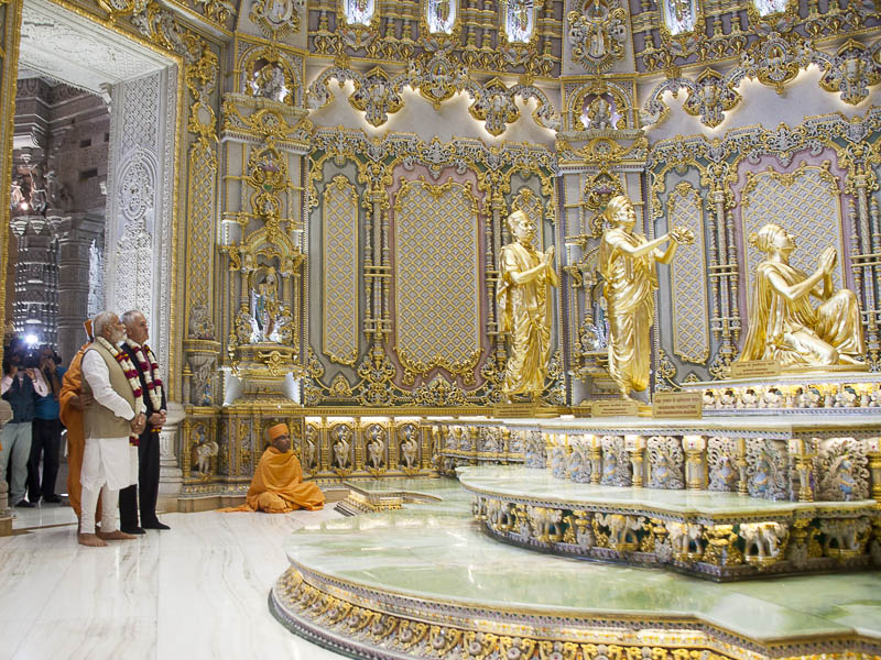PM Modi and PM Turnbull engaged in darshan of Bhagwan Swaminarayan