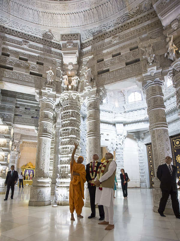 PM Modi and PM Turnbull observe the carvings
