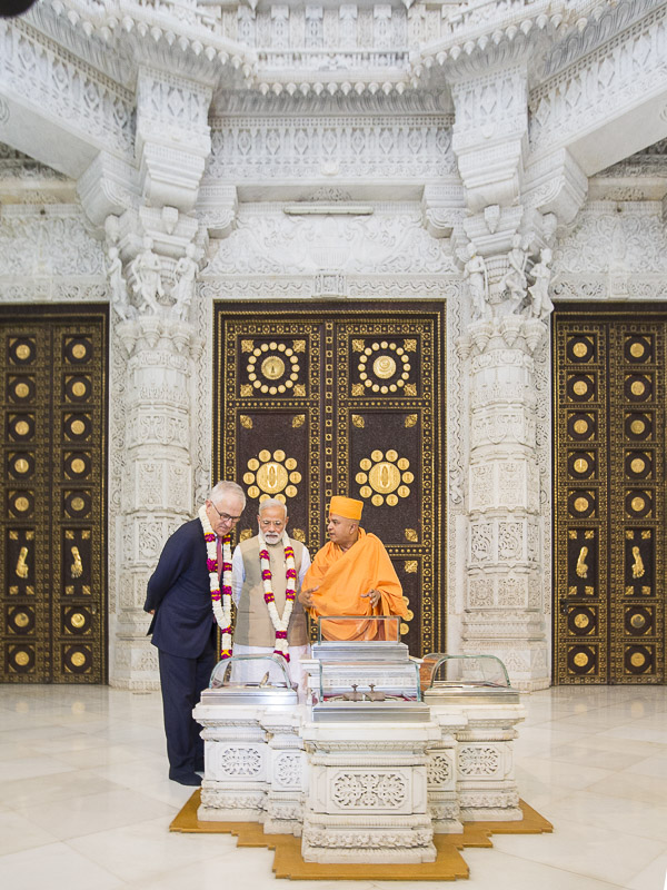 PM Modi and PM Turnbull observe the holy relics of Bhagwan Swaminarayan