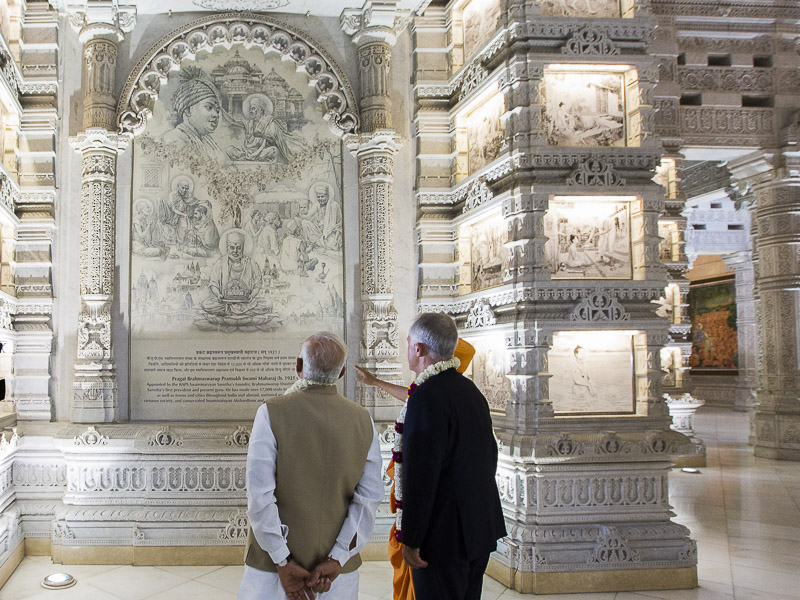PM Modi and PM Turnbull view a mural of HH Pramukh Swami Maharaj