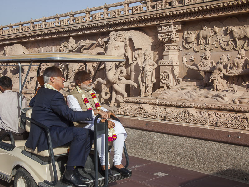PM Modi and PM Turnbull view the Gajendra Pithika