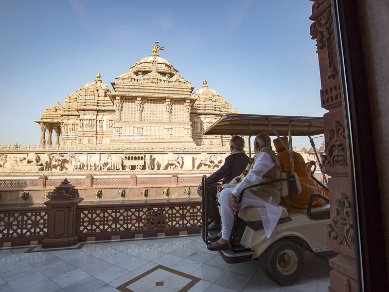 PM Modi and PM Turnbull observe the Akshardham Mandir