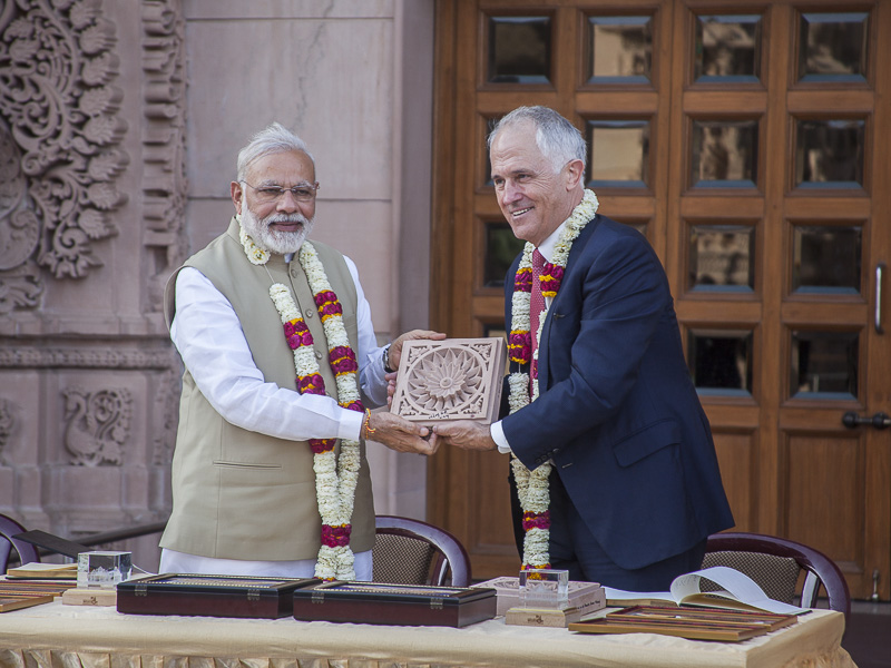 PM Modi and PM Turnbull present mementos