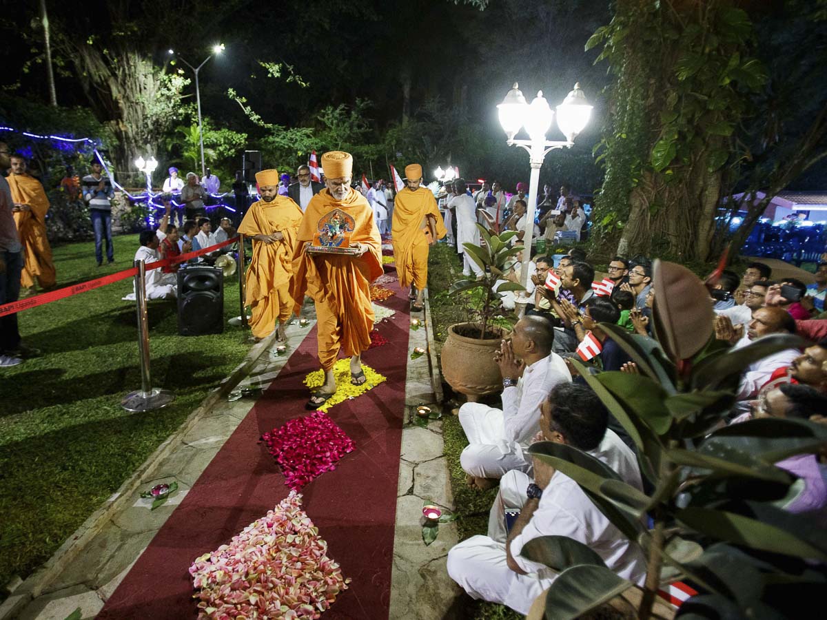 Devotees doing darshan of Param Pujya Mahant Swami Maharaj, 4 Apr 2017