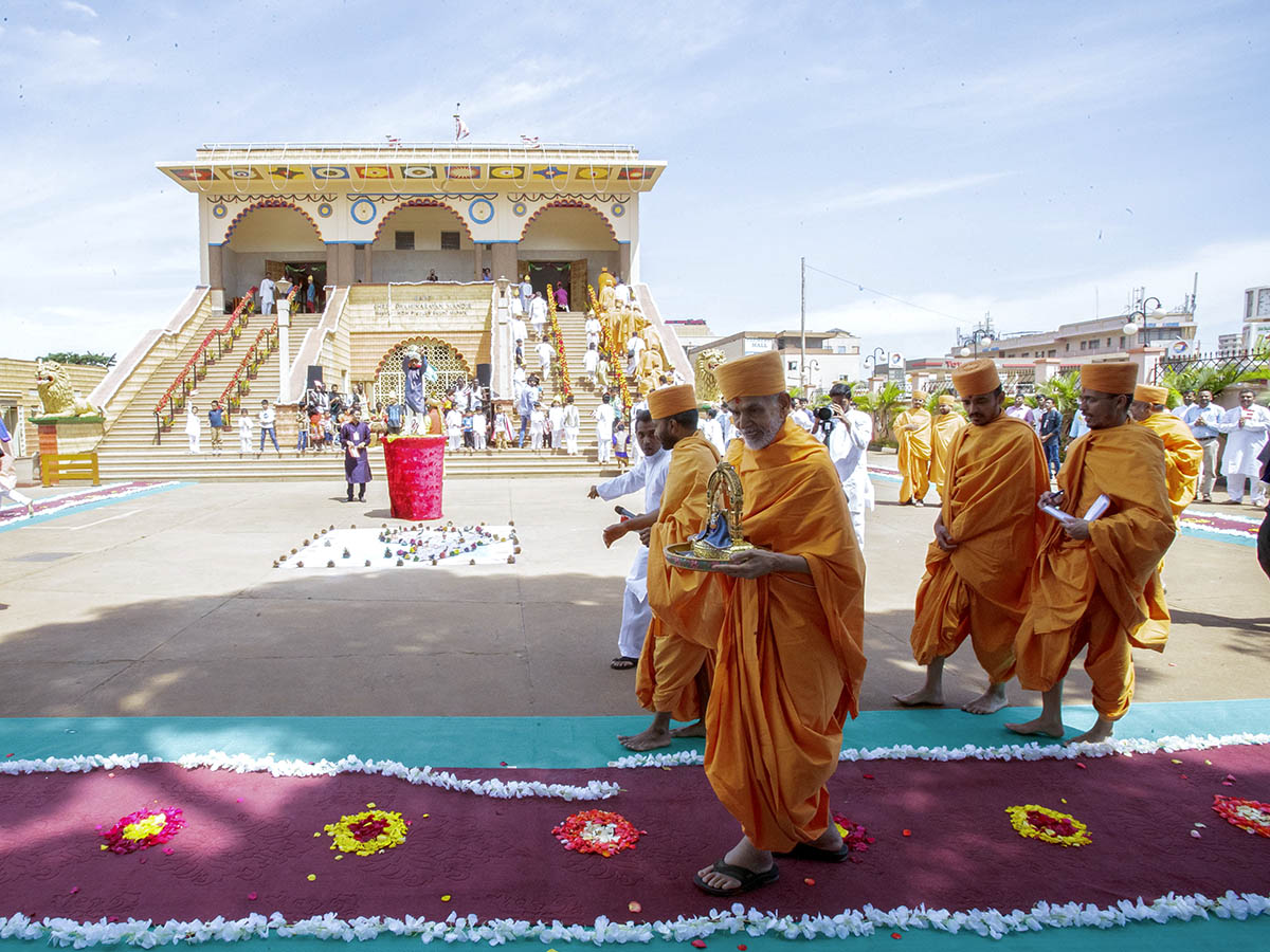 Param Pujya Mahant Swami Maharaj arrives with Shri Harikrishna Maharaj at BAPS Shri Swaminarayan Mandir, Kampala, 5 Apr 2017