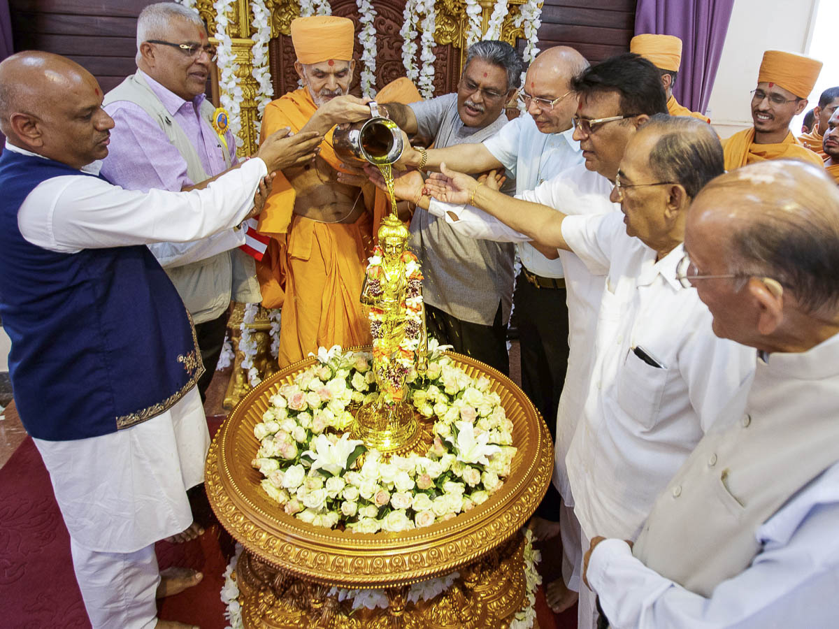 Swamishri and devotees perform abhishek of Shri Nilkanth Varni, 5 Apr 2017