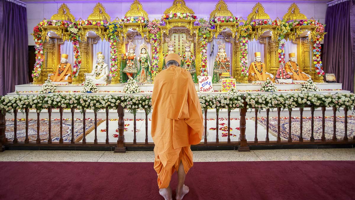Swamishri performs arti, 5 Apr 2017