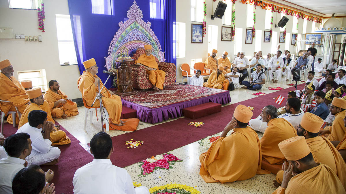 Pujya Ishwarcharan Swami delivers a discourse in the welcome assembly, 5 Apr 2017