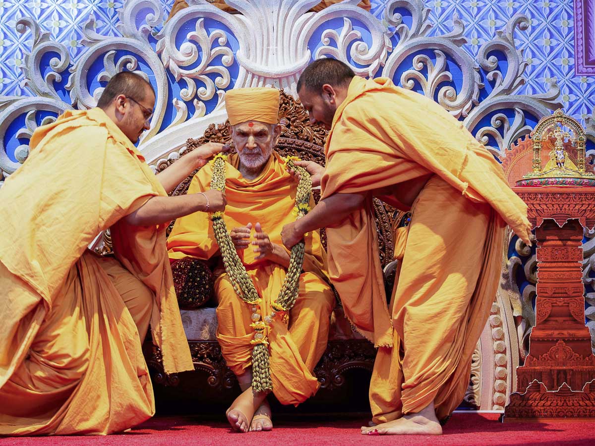 Sadhus honor Swamishri with a garland, 5 Apr 2017