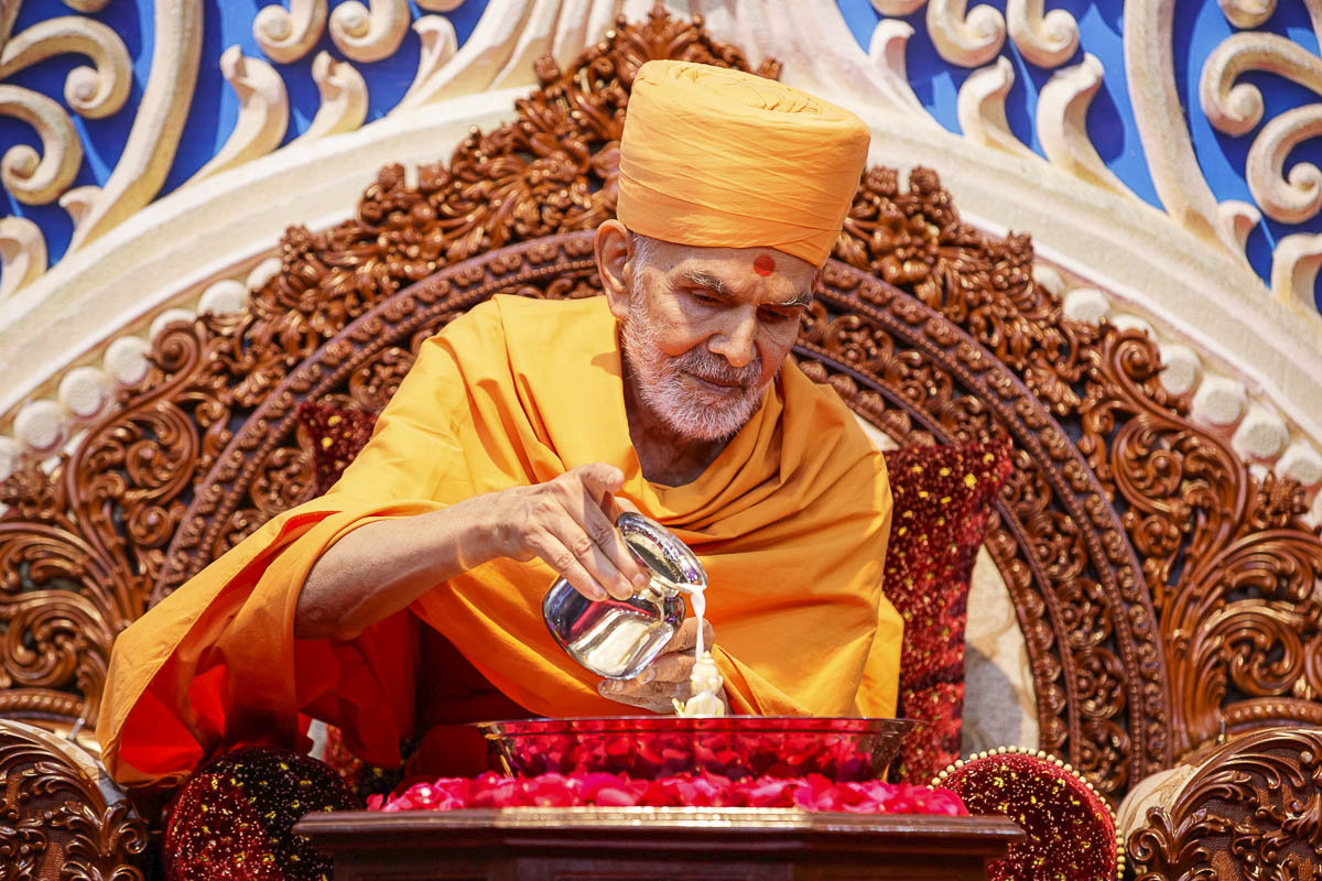 Swamishri performs abhishek rituals of Shri Harikrishna Maharaj, 5 Apr 2017