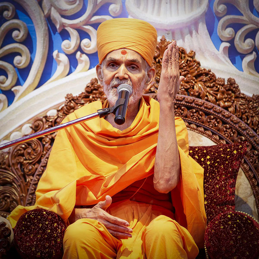 Swamishri blesses the assembly, 5 Apr 2017