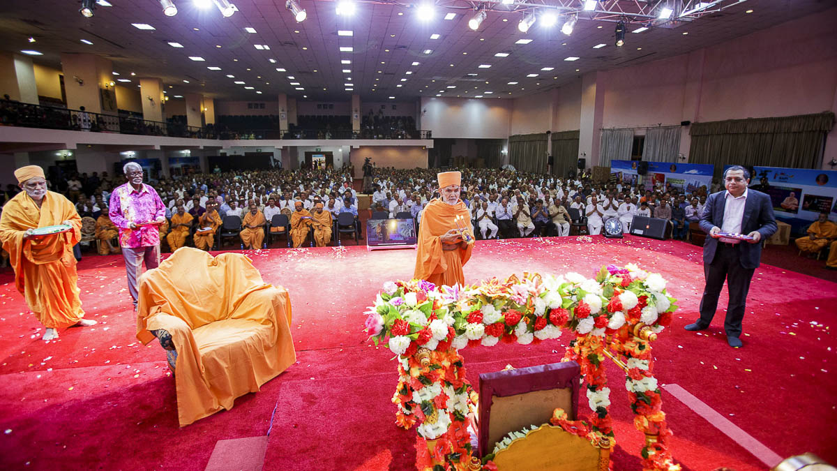 Swamishri and dignitaries perform the Shri Hari janmotsav arti, 5 Apr 2017