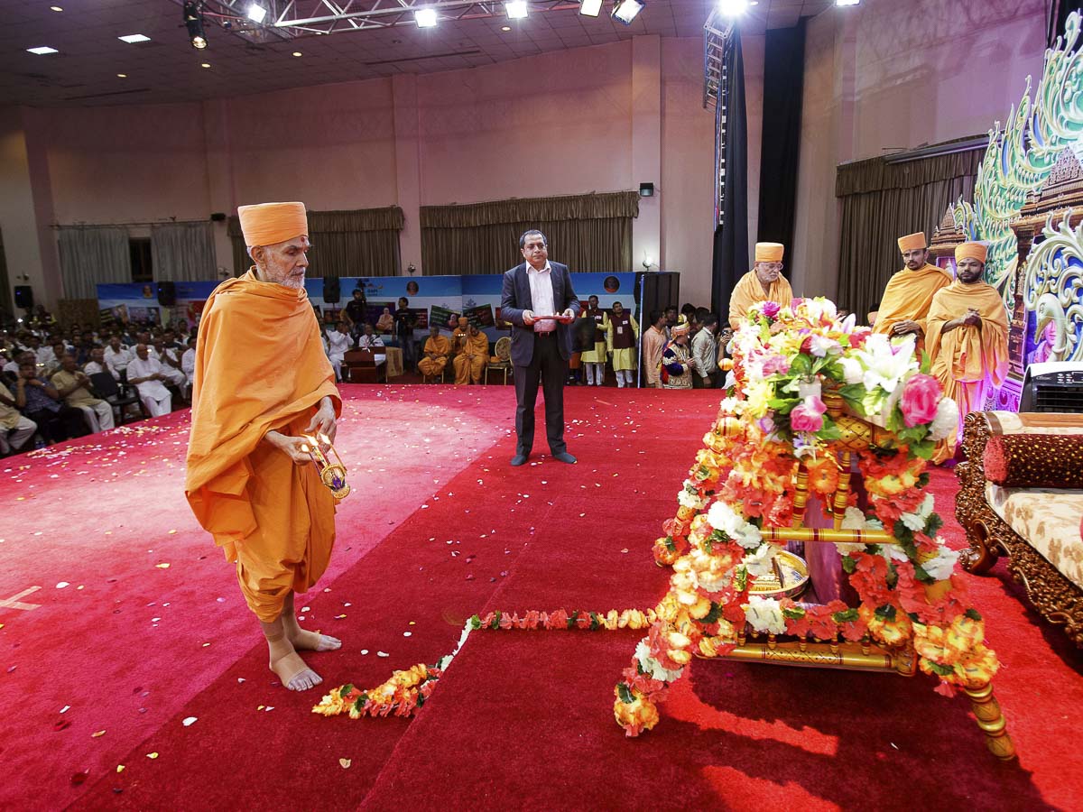 Swamishri performs the janmotsav arti, 5 Apr 2017