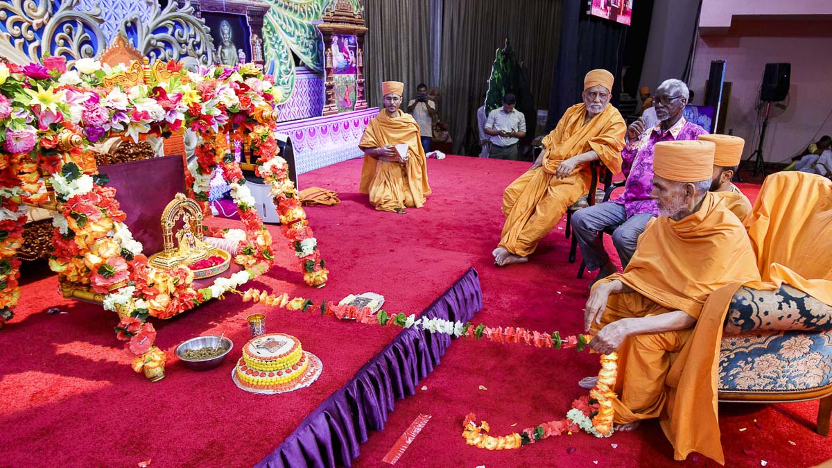 Swamishri swings Shri Harikrishna Maharaj in a hindolo, 5 Apr 2017