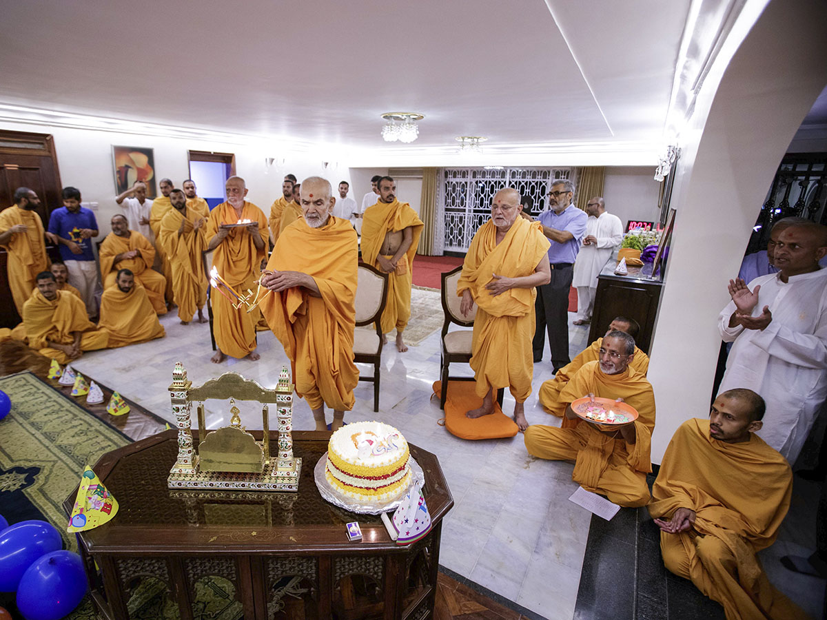 Swamishri performs arti of Shri Harikrishna Maharaj at devotee's house, 5 Apr 2017