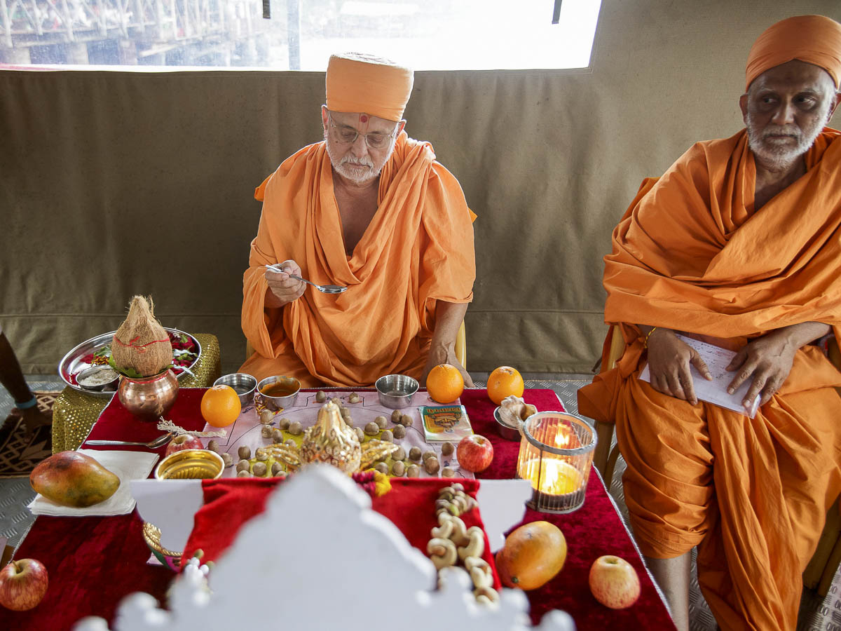 Pujya Ishwarcharan Swami performs the mahapuja rituals